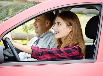 Jeune femme souriante au volant avec un instructeur de conduite à côté à Vineuil près de Blois dans le Loir-et-Cher 41