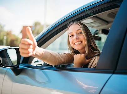 Jeune femme souriante dans une voiture neuve, faisant un pouce levé à Vineuil près de Blois dans le Loir-et-Cher 41