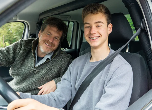 Père et fils souriants en voiture, le fils conduit avec des bagues à Vineuil près de Blois dans le Loir-et-Cher 41